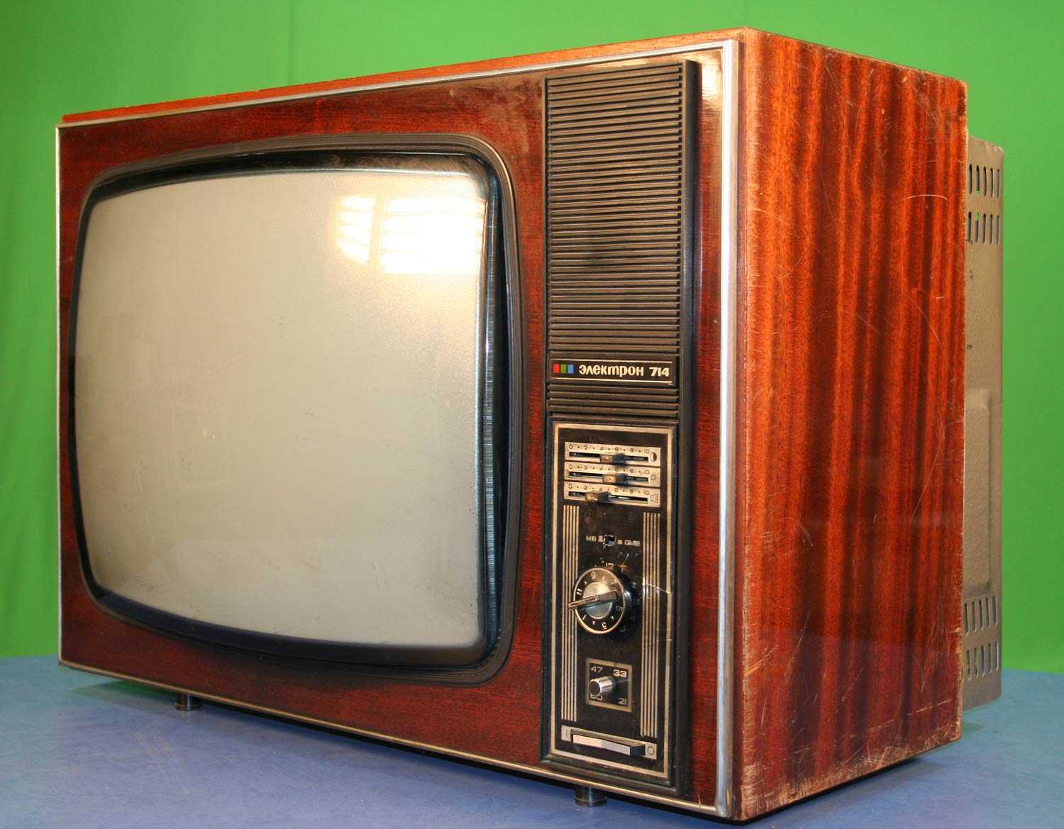Почему цветной телевизор стал показывать черно-белым?