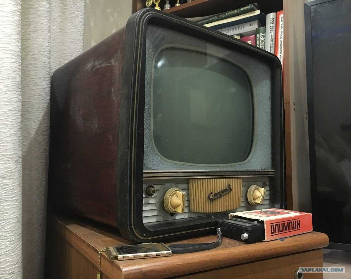 Старый Советский ламповый телевизор сбоку